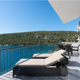 6 Bedroom Waterfront Villa with Pool in Uvala Ljubljeva nr Trogir, Sleeps 12-13
